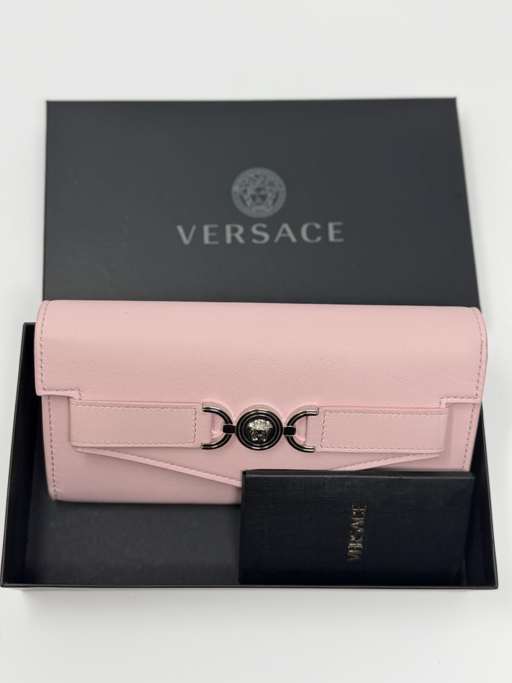 Versace Medusa
'95 Long Leather Wallet in light pink with silver-tone